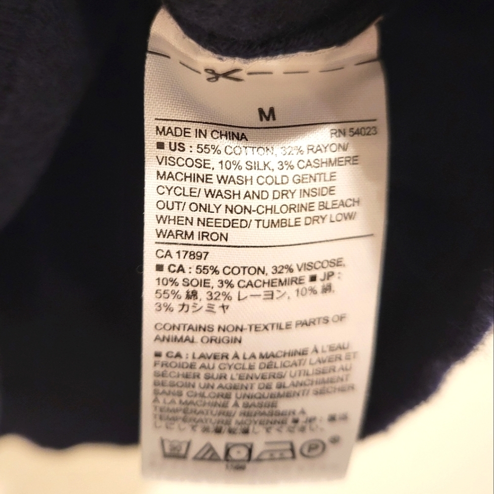 2/$18 Banana Republic Men's Luxe Blue Navy Lightweight V Neck Sweater Medium - Picture 5 of 5